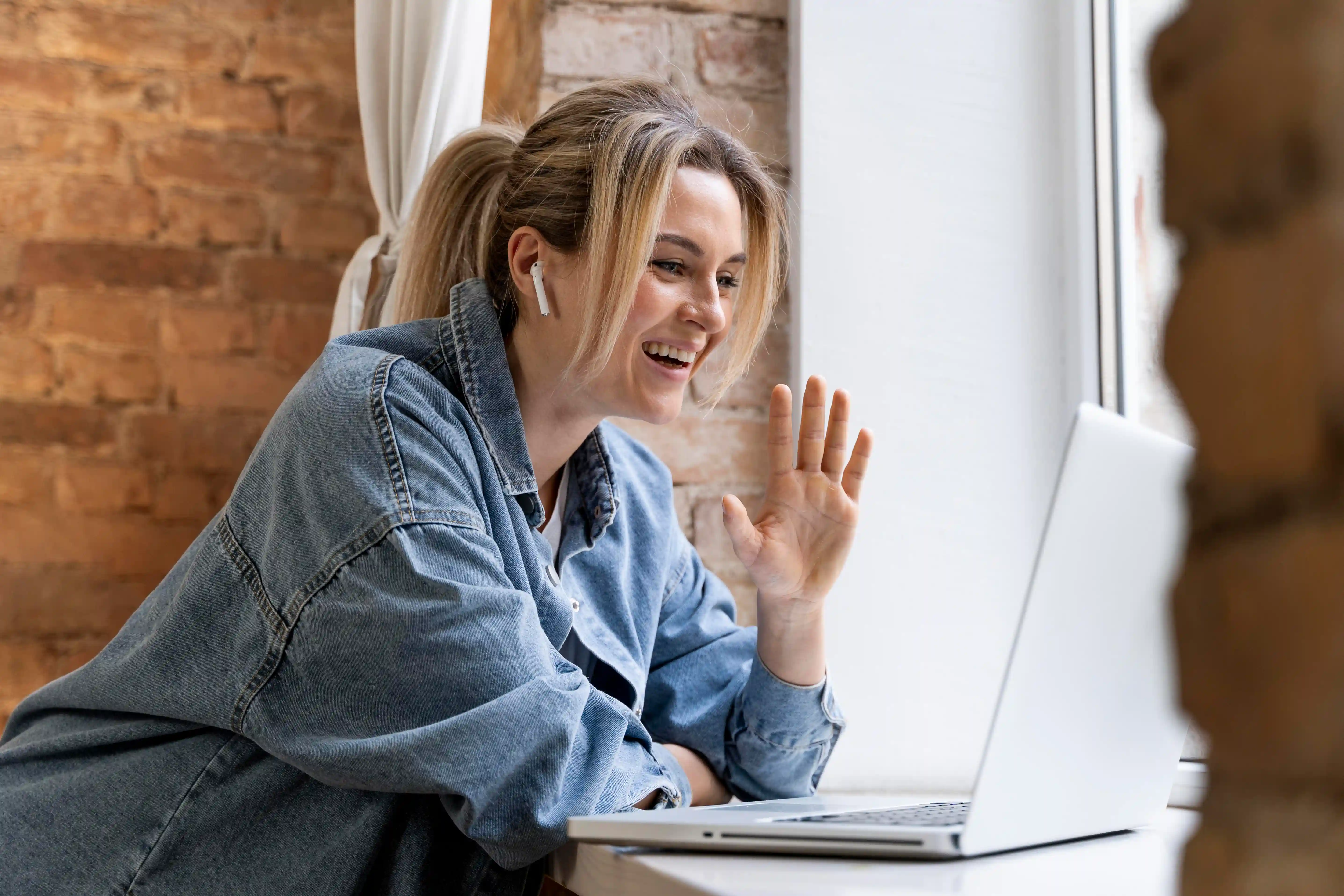 People making friends online